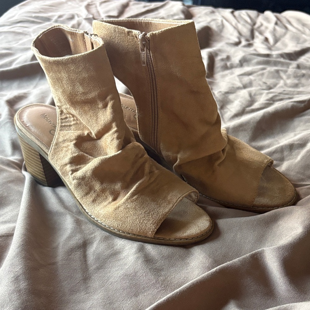 Women’s Chic Tan Open-Toe Heeled Boots
